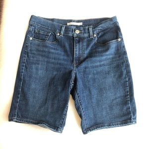 ⭐️ Levi’s Mid Rise Medium Wash Bermuda Shorts size 29